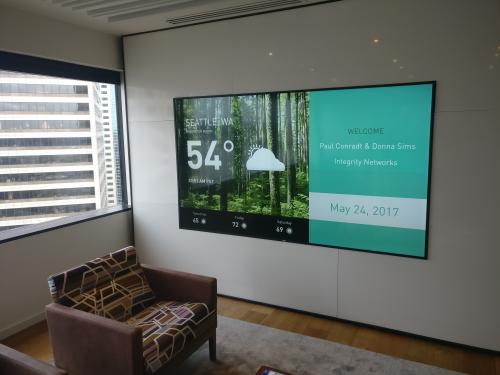 Moss Adams LPP welcomes their visitors individually with their customizable videowall