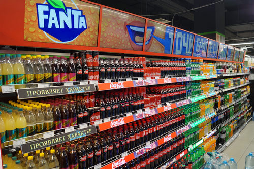 Coca-Cola digitales Einzelhandelsverkaufregal mit SpinetiX gesteuerter LED-Wand