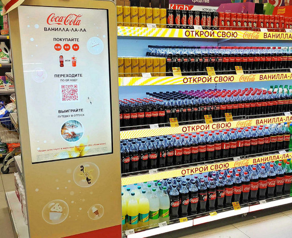 affichage dynamique spinetix pour le commerce de détail installé par coca-cola dans un supermarché