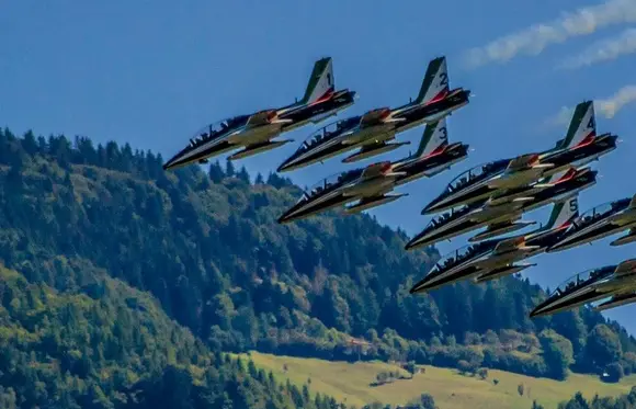 acrobatic jet formation